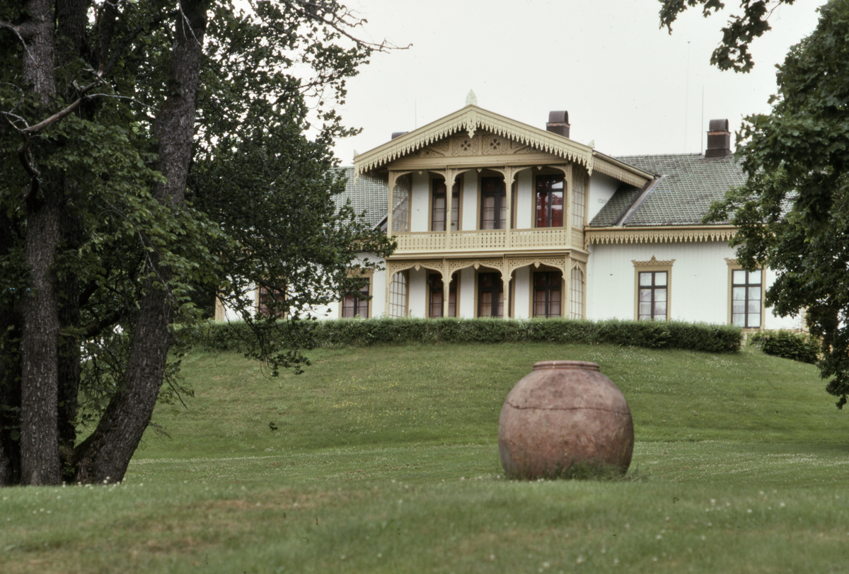 Tunnerud gård. Sveitserstil fra 1870-tallet (ark. J.H.Nebelong). Hovedbygning, sidebygg, park