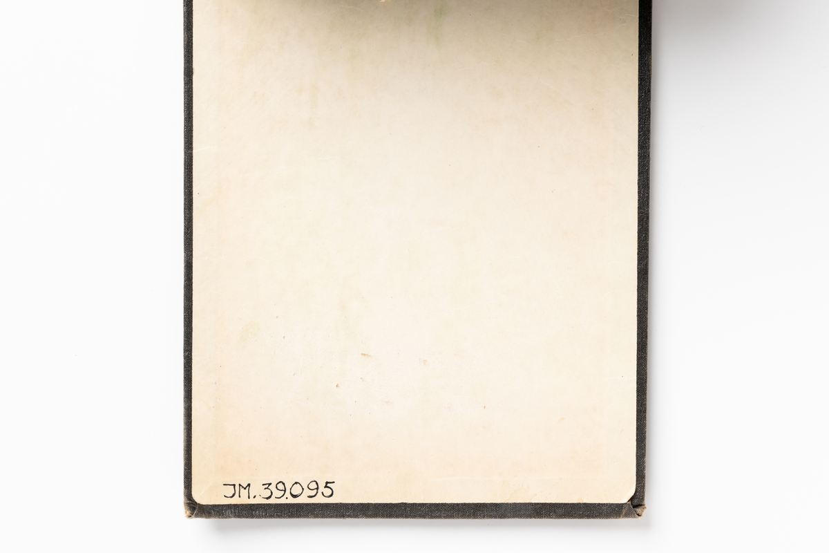 Fodral/mapp för handvävda möbeltygsprover JM 39 094:1-52. Mappen består av en pappskiva, klädd med brun väv på utsidan/baksidan och försedd med upphängningsband. Handskriven text: "Jönköpings Läns Hemslöjdsförening".