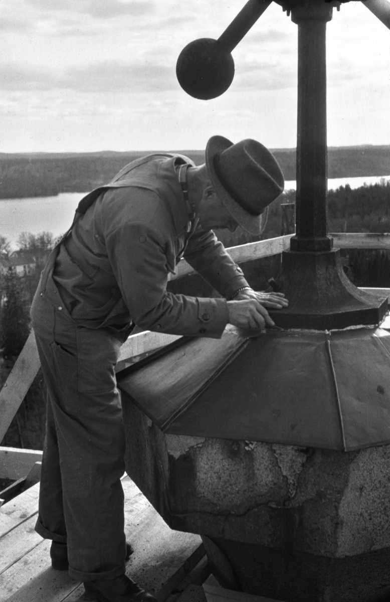 Plåtarbete på tornet till Åtvids nya kyrka 1953. En nödvändighet efter att tornets tegel börjat att vittra sönder.