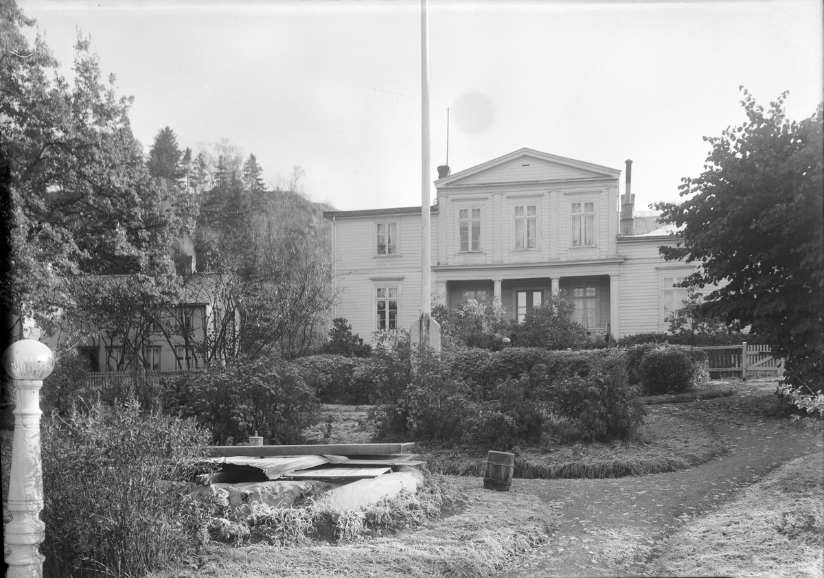 Paulinegård, også kalt Valgrinden. Bildet viser hagen til hovedbygget, med huset liggende bak hagen. Et mindre hus vises til venstre.
