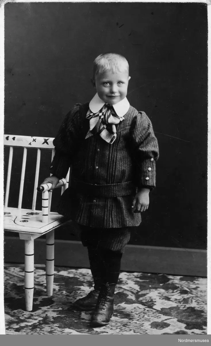 Portrett av en liten gutt. Trolig fra Kristiansund.