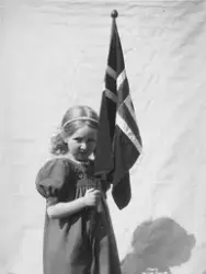 Prot: 17de Mai Pike med Flag (Aase Hjelm Larsen)
