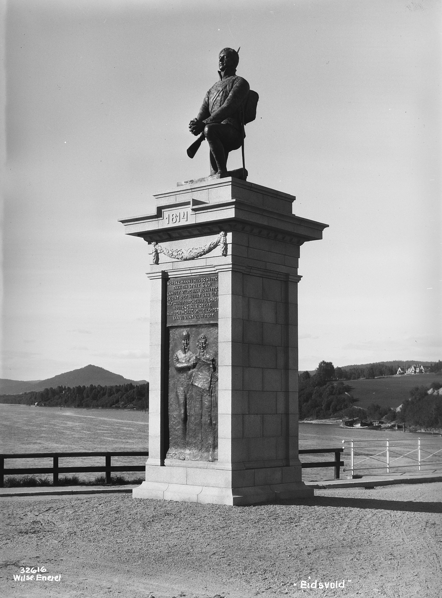 Prot: Eidsvold, monument