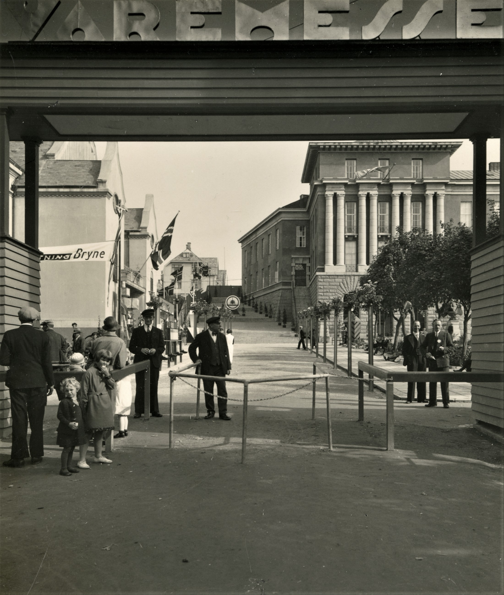 Inngangspartiet til varemesse på Rådhusplassen i Haugesund, sett østover Knut Knutsen OAS gate.