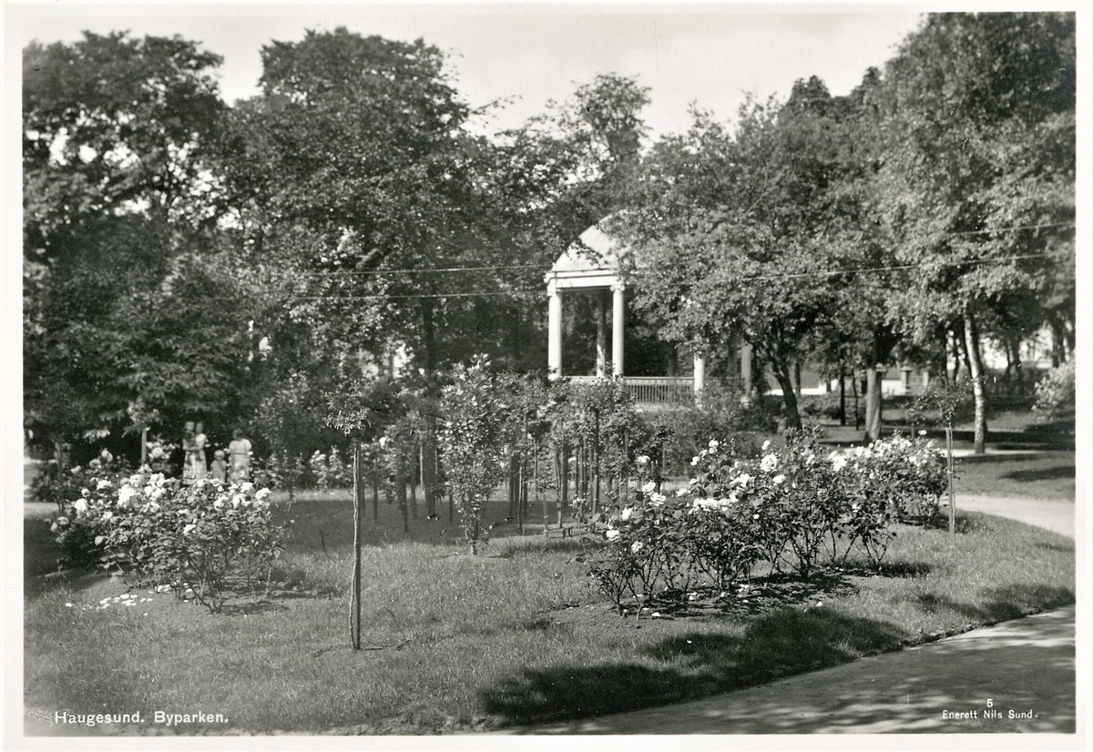 Byparken i Haugesund, med roser, annen beplanting og paviljong.