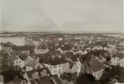 Utsikt over Haugesund fra Vår frelsers kirke. Utenfor ligger