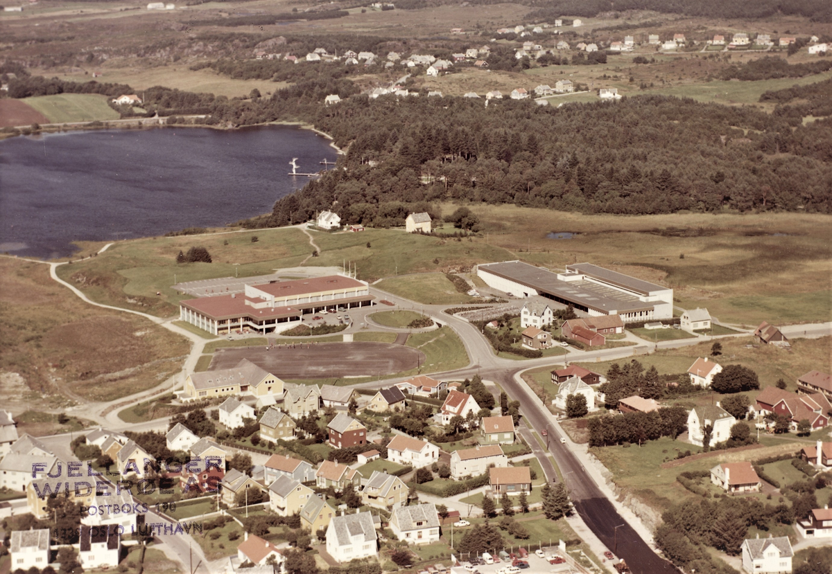 Flyfoto over Haraldsvang og Skeisvannet i Haugesund. Haraldshallen ligger rett sør for vannet med Haraldsvang skole til høyre.