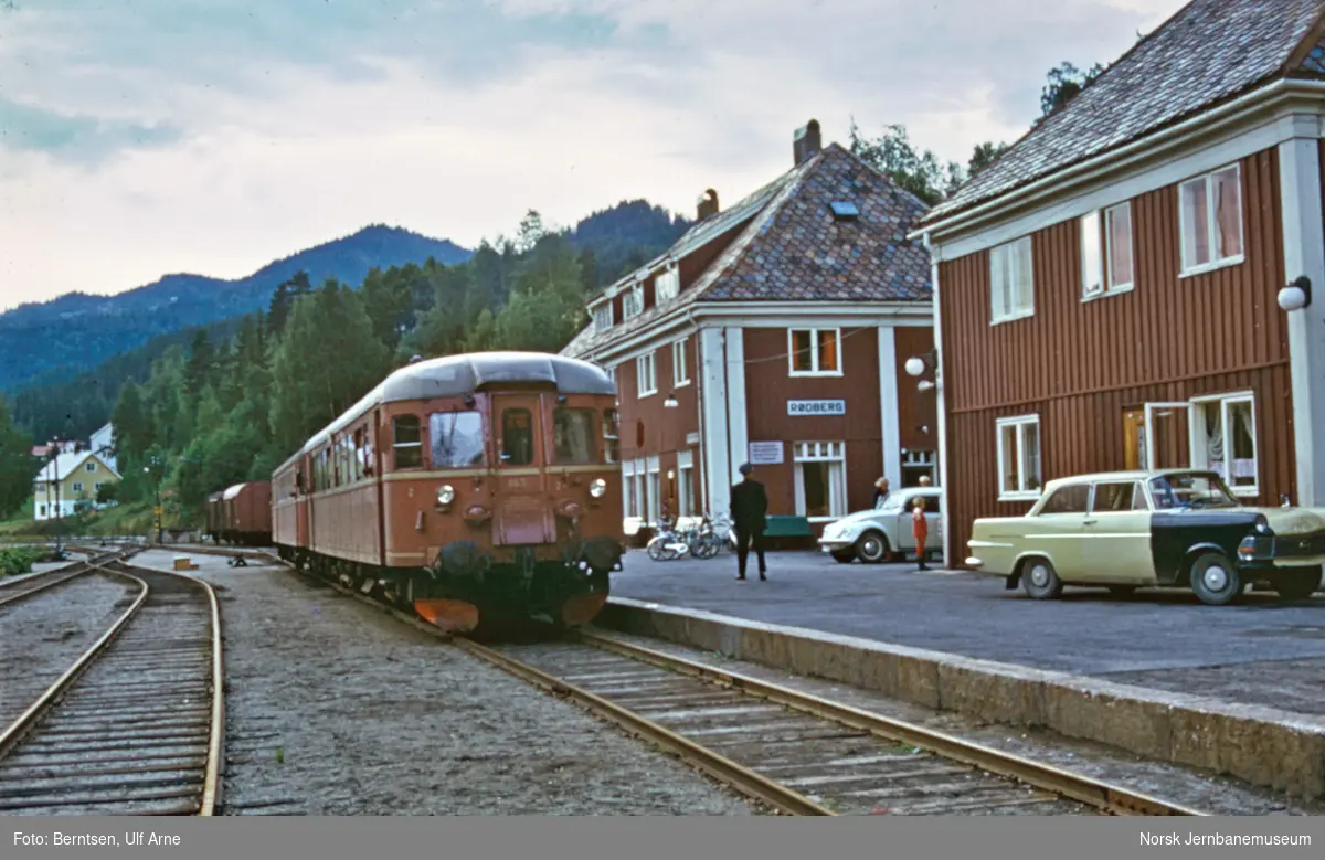 Dieselmotorvogn Bmdo 86 51 med persontog fra Kongsberg på Rødberg stasjon