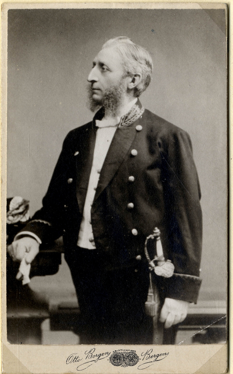 Portrett av eldre mann i uniform.