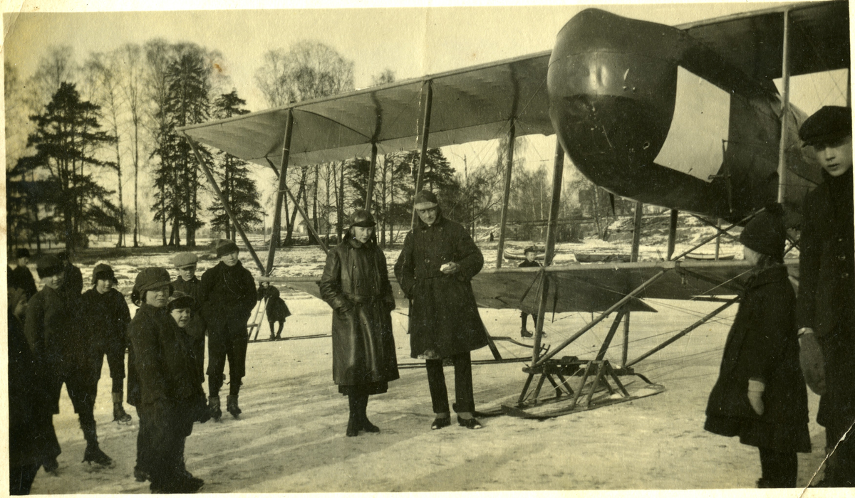 Ingeniør Sverre Hagen oppstilt foran sitt Farman Shorthorn/F.F.2 på på isen foran Hamar sjøbad vinteren 1923.