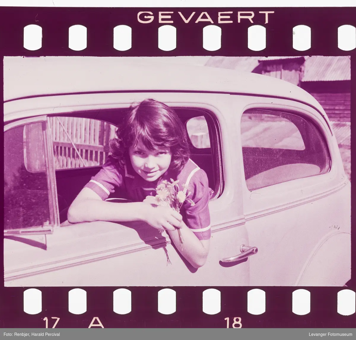 Testbilde av Gevaertfilm, jente i en bil.