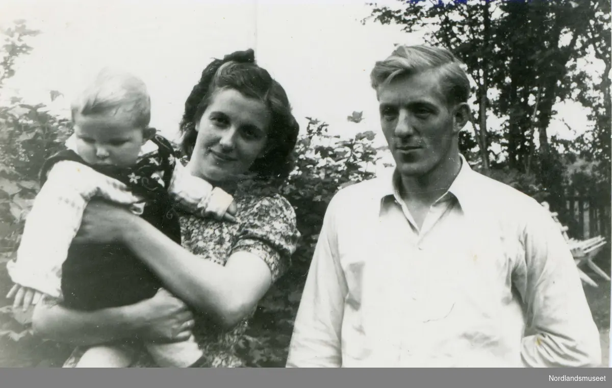 Ekteparet Lilly ( Lilla) Falch Danielsen, født i 1926, og Ole Holmvaag, født i 1925, med eldste sønn Harald.