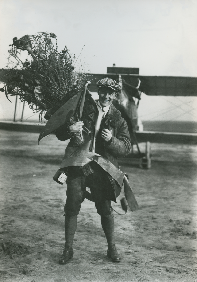 Porträttfoto av Edmund Sparmann, med en växt framför flygplan Phönix i Österrike-Ungern under första världskriget.