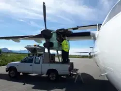 En av Widerøes flyteknikere sjekker om det er spor etter dri