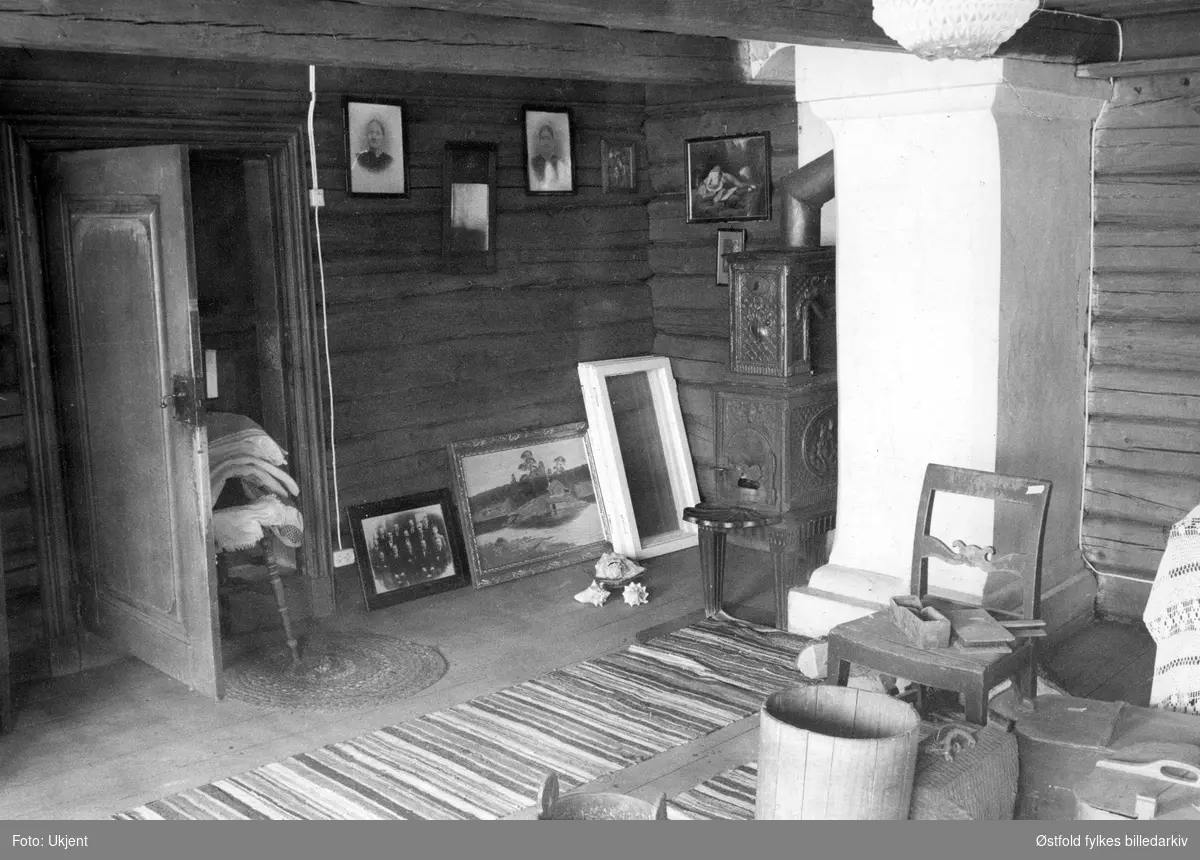 Gården Alvim nordre i Tune, fotografert februar 1977.
Fra våningshus, soveromsinteriør - ant fra kammers eller loftsrom. Ovn med pipe, fotografier, bilder, dør, stol. tiner, karde, reiseveske, filelryer - hekla og vevde, mm
Våningshus bygd omrking 1780, restaurert 1955.