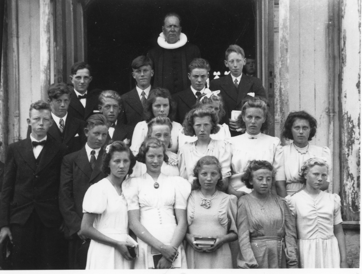 Konfirmantene i Sandstad kirke, året 1942. Res.kap. Ole Severin Holt
