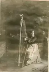 Motivet viser Florentine Rostin som sitter og spiller harpe.