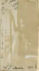 Motivet viser Florentine Rostin poserende ved et vindu med e