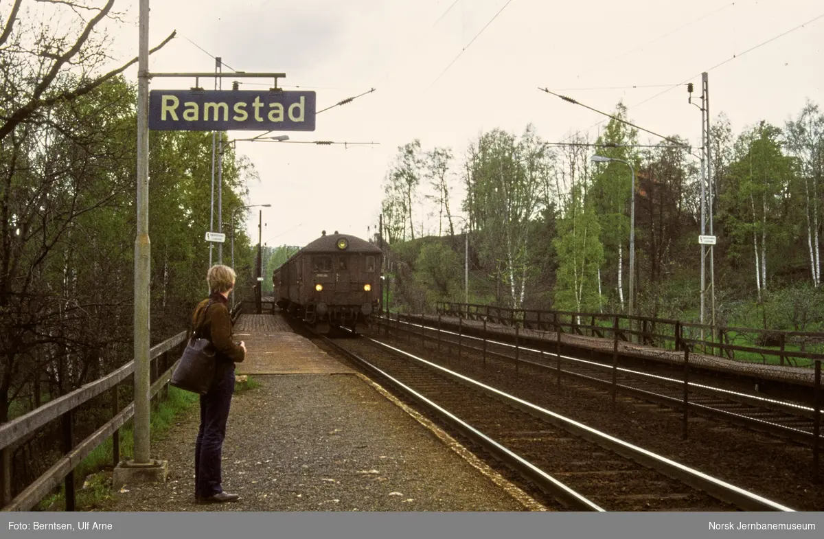 Lokaltog fra Sandvika til Oslo V med elektrisk motorvognsett type 65 ved Ramstad holdeplass