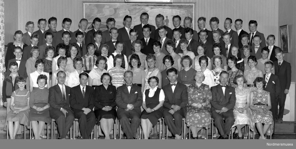 Påført tekst: Bremsnes framhaldsskole. 1960. Bruhagen. Fotograf er Nils Williams.