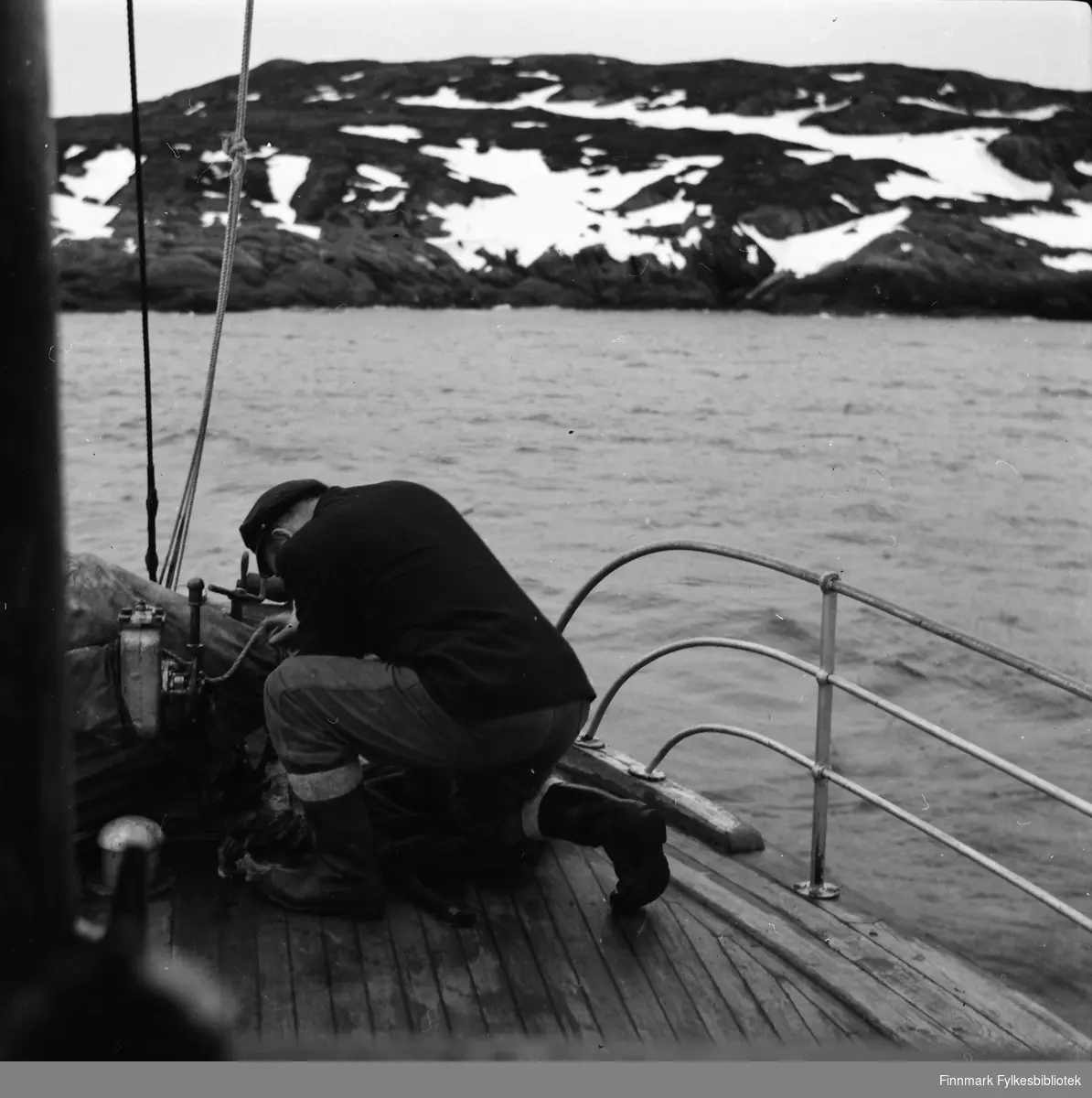 En Stor-Lom renses av maskinist Moe, Havøysund 1952.