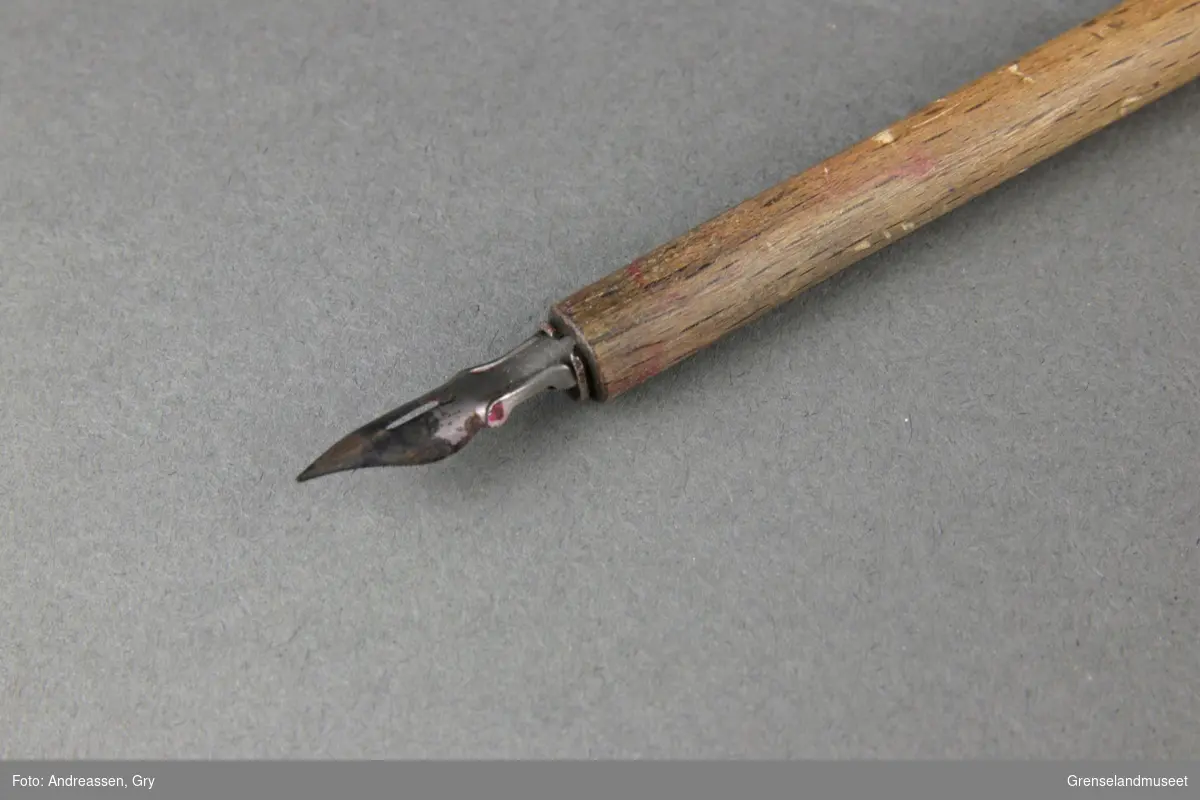 Fyllepenn med skaft i ulakkert tre og splitt av metall.