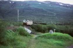 Elektrisk lokomotiv El 15 med malmvogner ved Abisko i Sverig