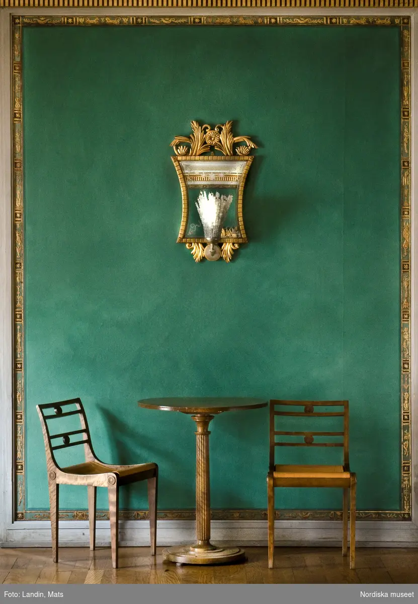 Till Stockholms konserthus ritade Carl Malmsten, förutom möbler med tydlig gustaviansk karaktär, såsom soffan i bild, en enkel och lätt björkmöbel med runda pelarbord och stolar.