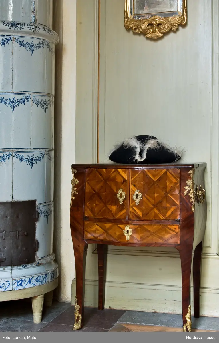 Interiörer från Tottieska malmgården på Skansen. I sängkammaren står en rokokosoffa från 1760- till 1770-tal. Den senare gustavianska soffan i hörnkammaren är signerad av Johan Erik Höglander. Vid 1700-talets slut blev det vanligare att stolsmakarna tillverkade hela möblemang med soffa, stolar och taburetter med likartat utseende och sammanbindande dekor.