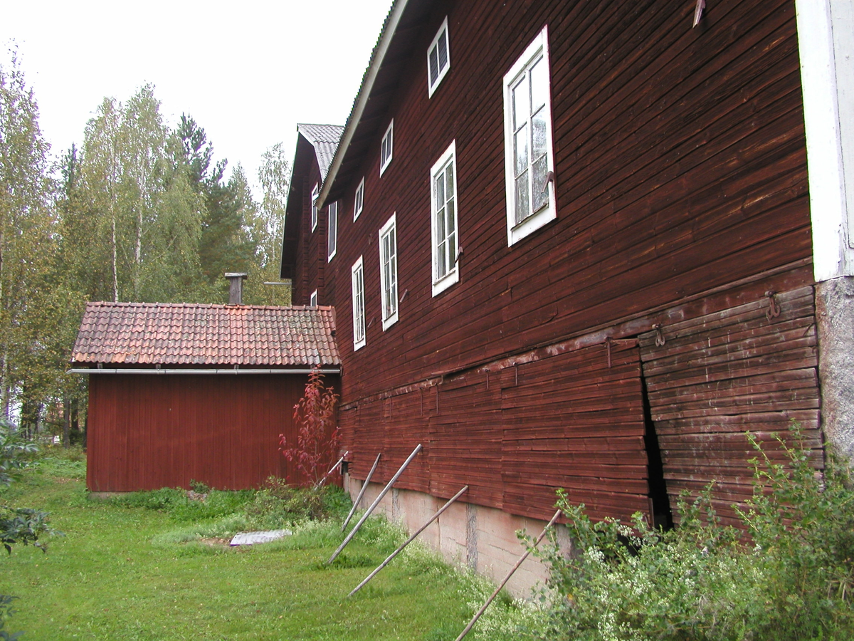 Gården ”Per-Ers” i Sörbo, Bollnäs socken. Ladugård, baksida.