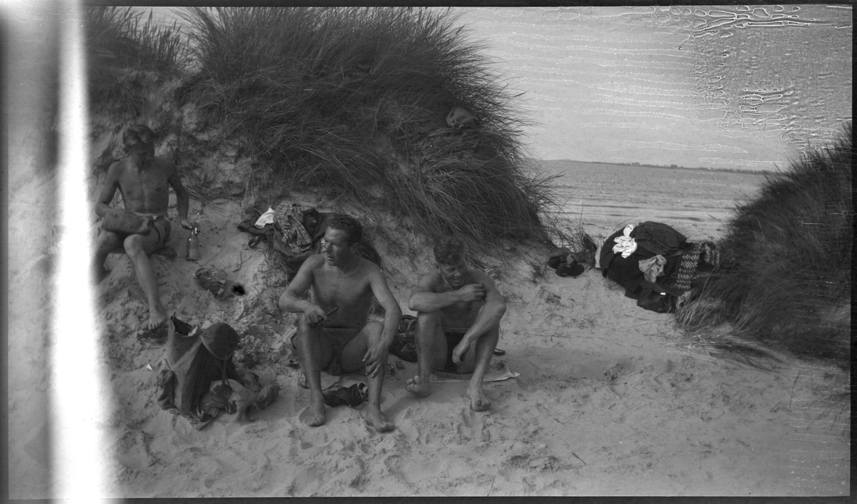 Bilder fra Solasanden og Sola kirkeruiner. Lindtner og et par andre gutter slapper av i sanddynene på Sola, bananbåten "Vegesand", helportretter av Wilhelm Hatleskog (bilde 6 og 9) og Finn Johannessen (bilde 10) på Solasanden og barn leker i bølgene.