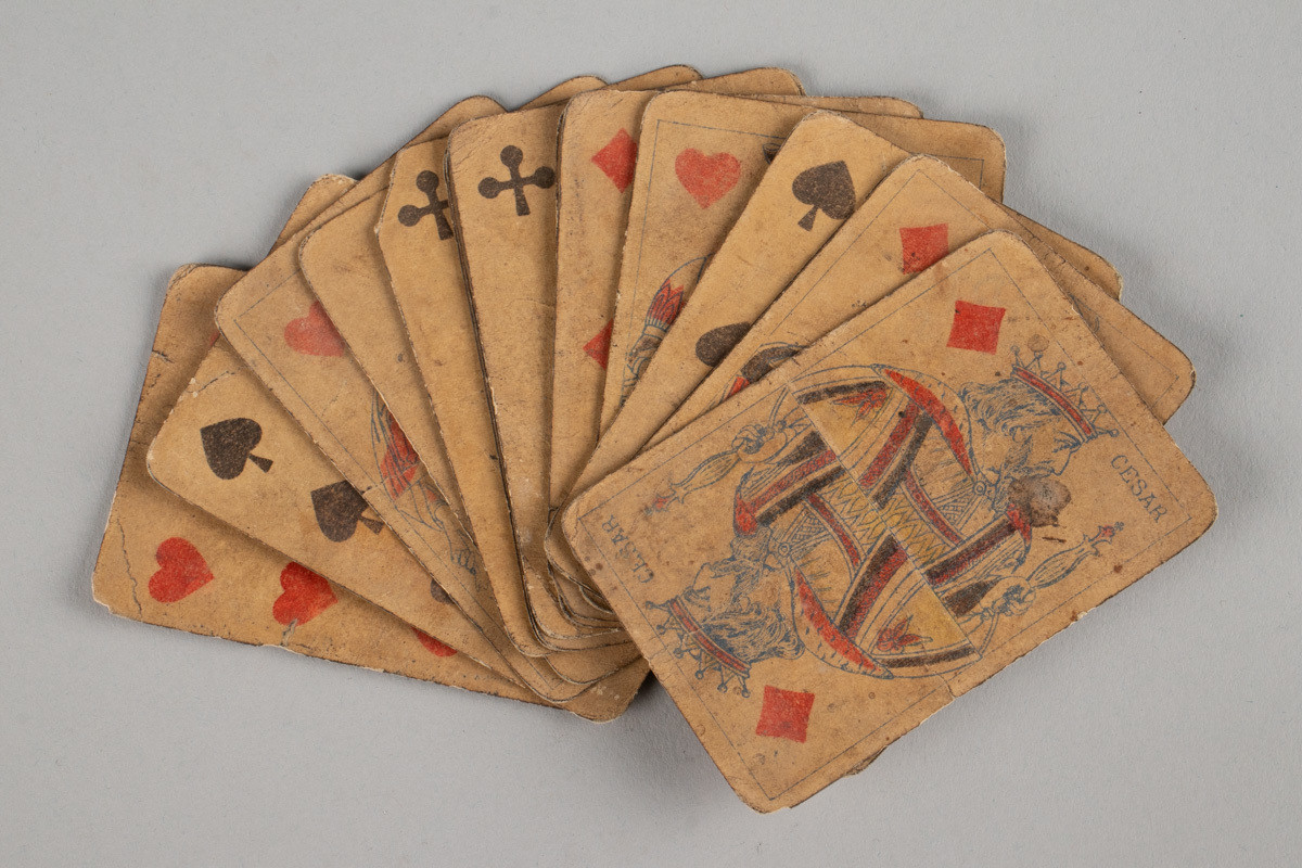 16 spillkort av fransk type, Paris-standard, med avrundede hjørner. Figurkortene er speilet, så man slipper å snu kortet riktig vei.