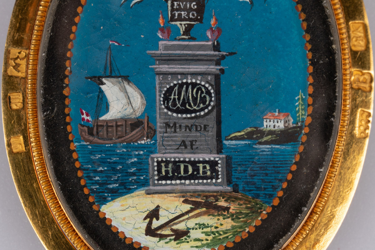 Portrett av Henrik Dinclow  Bruun (1775- 1826) . På baksiden er det bilde av en urne på en bauta på en øy i havet, et anker ligger foran bautaen. En jekt med seil og et hus ved sjøkanten