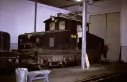 Hafslundbanens elektriske lokomotiv H4 i lokomotivstallen på