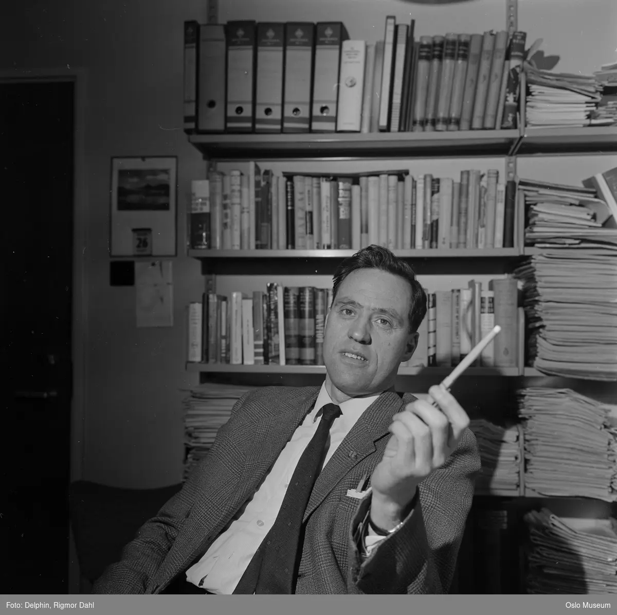 Norsk rikskringkasting, interiør, kontor, mann, utenriksredaktør, sittende halvfigur ved skrivebord