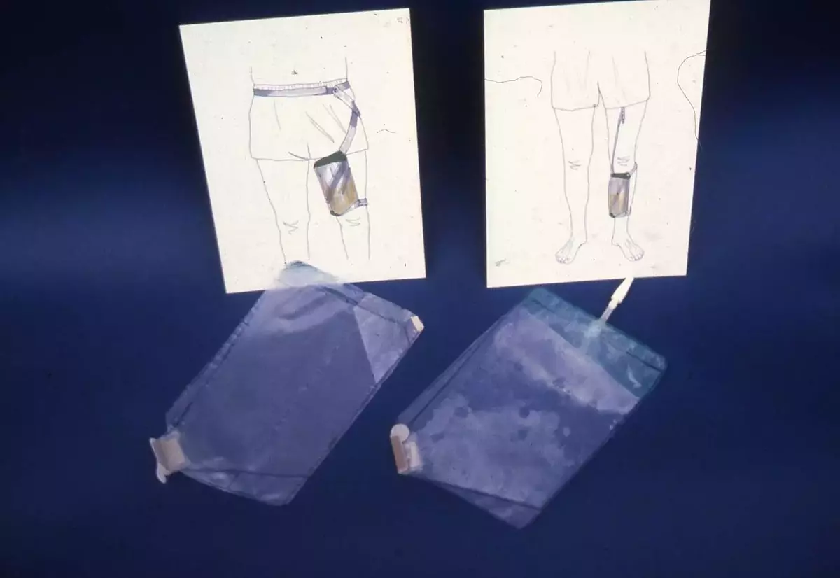 Diabilder visar existerande urinuppsamlingspåsar, skisser och testmodeller för påsar, existerande förslutninganordningar, nya modellförslag, prototyper för testning och färdig produkt.