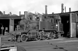 Damplokomotiv type 20b nr. 173 utenfor lokomotivstallen i St