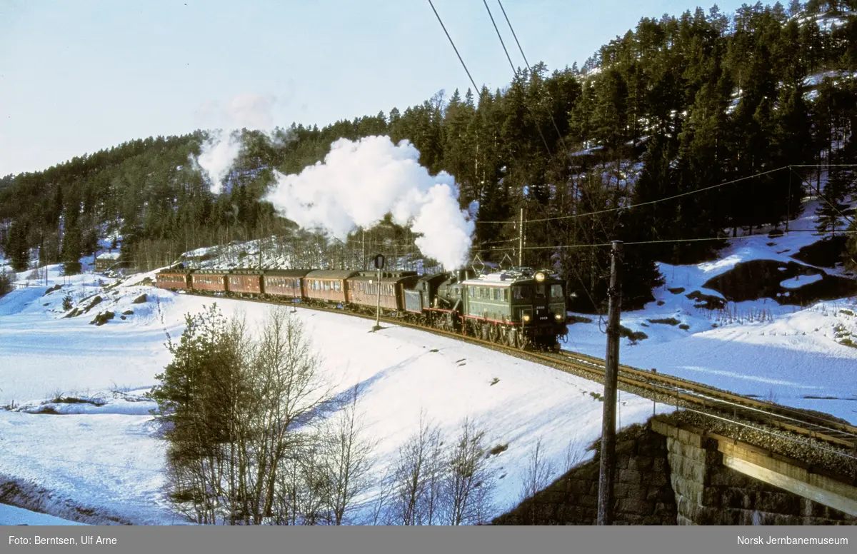 Elektrisk lokomotiv El 5 2039 og damplokomotiv 24b nr. 236 med vognene som ble benyttet i Jærbanens 100 års jubileumstog, her mellom Marnardal og Breland