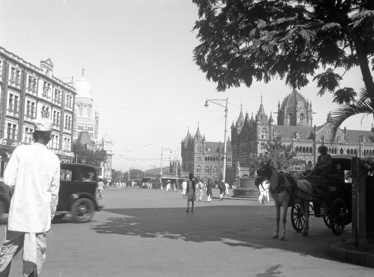 Gateliv. I bakgrunnen Victoria Terminus togstasjon Bombay. Fotografier tatt i forbindelse med Elisabeth Meyers reise til India 1932-33.