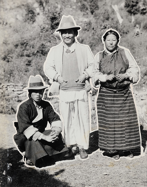 Gruppeportrett av en kvinne og hennes to menn, i Sikkim 1933.