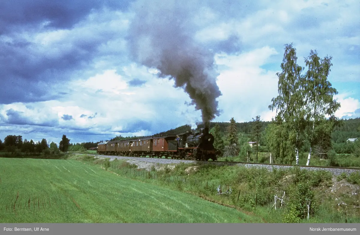 Damplokomotiv 24b nr. 236 med veterantog mellom Flisa og Grinder på Solørbanen
