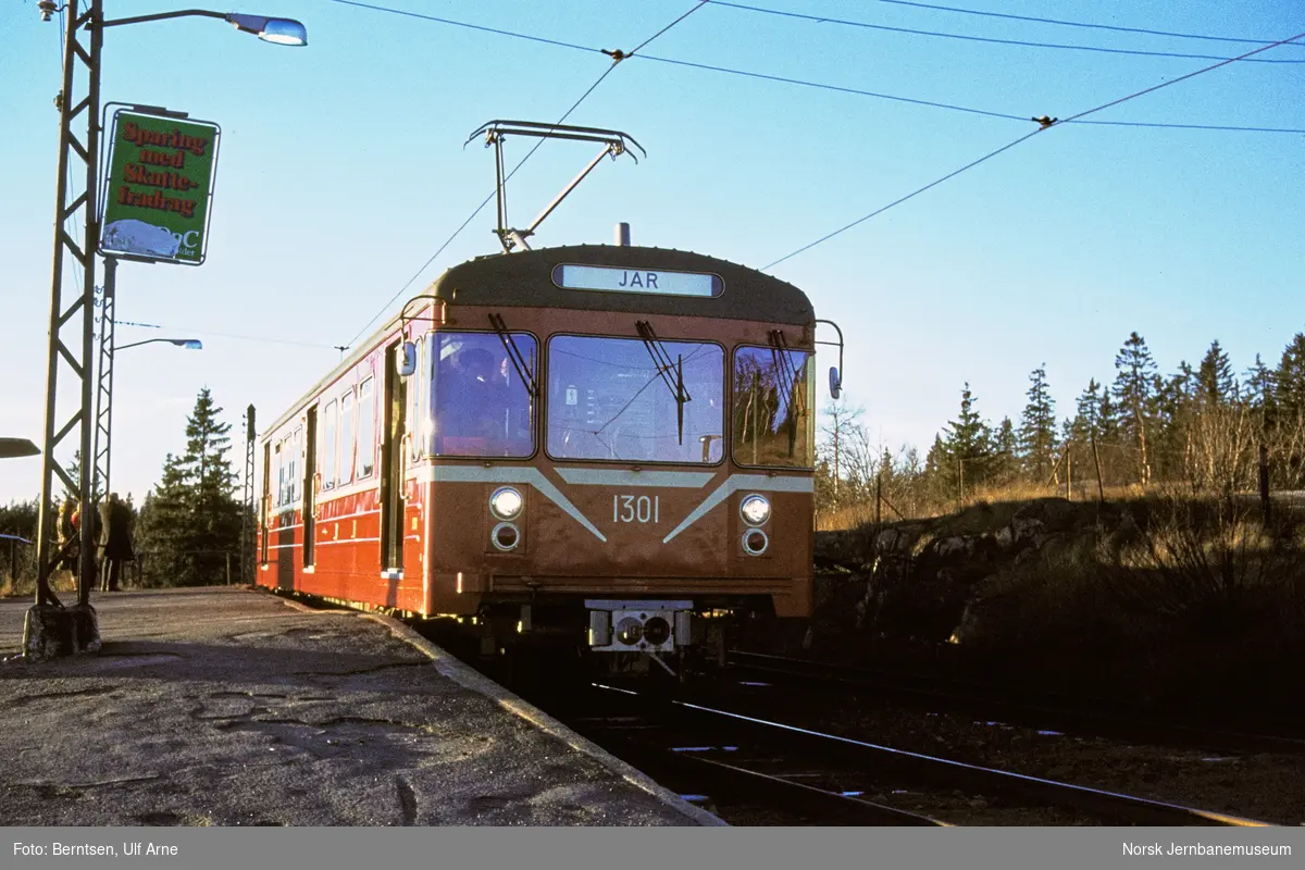 Holmenkolbanens motorvogner nr. 1301 og 1302 på Holmenkollen stasjon