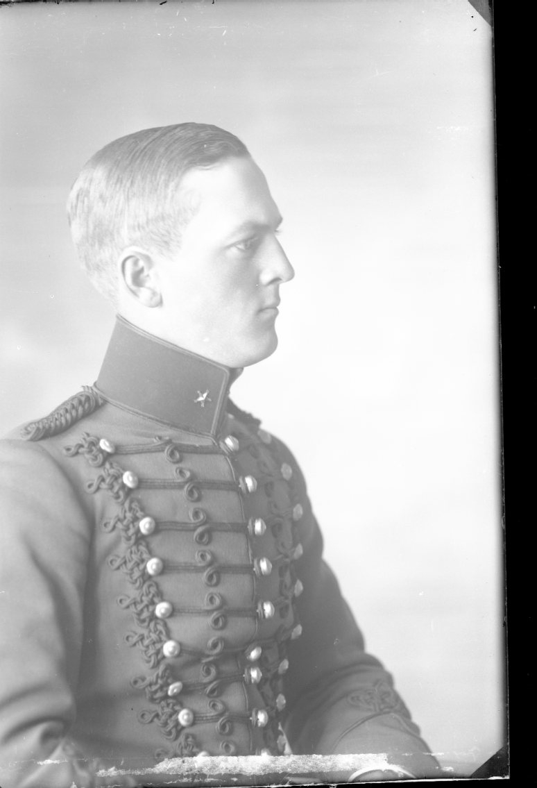 Bröstbild, profil, av en ung man i militär uniform.