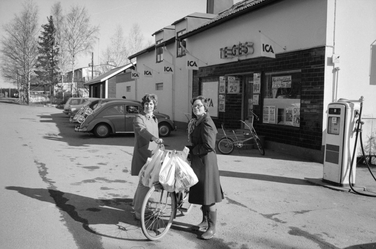 Harrieth Gröndahl hjälper en kund med försvarlig last på cykelstyret. Från 1966 drev hon tillsammans med maken Torsten Ica-affären i Östra Husby, den första tiden under namnet TeGes.