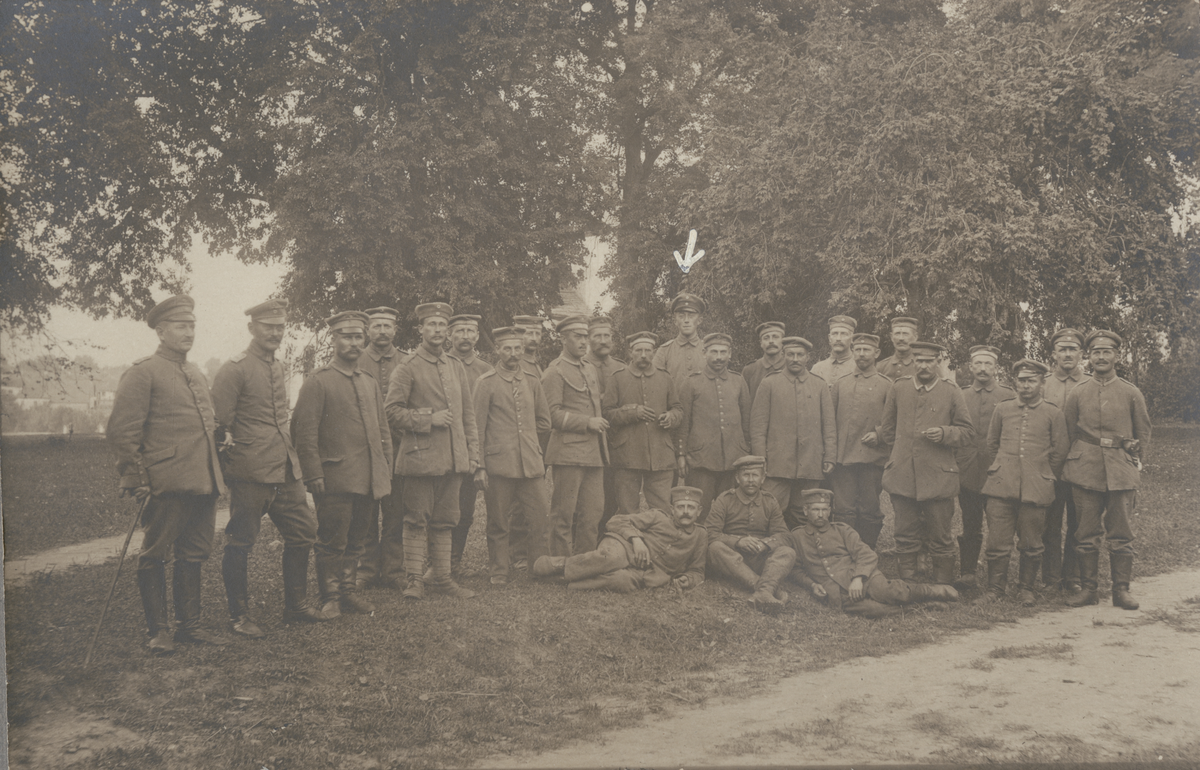 Text i fotoalbum: "September 1918. Manskap af 4de kompaniet i parken i Miropol."