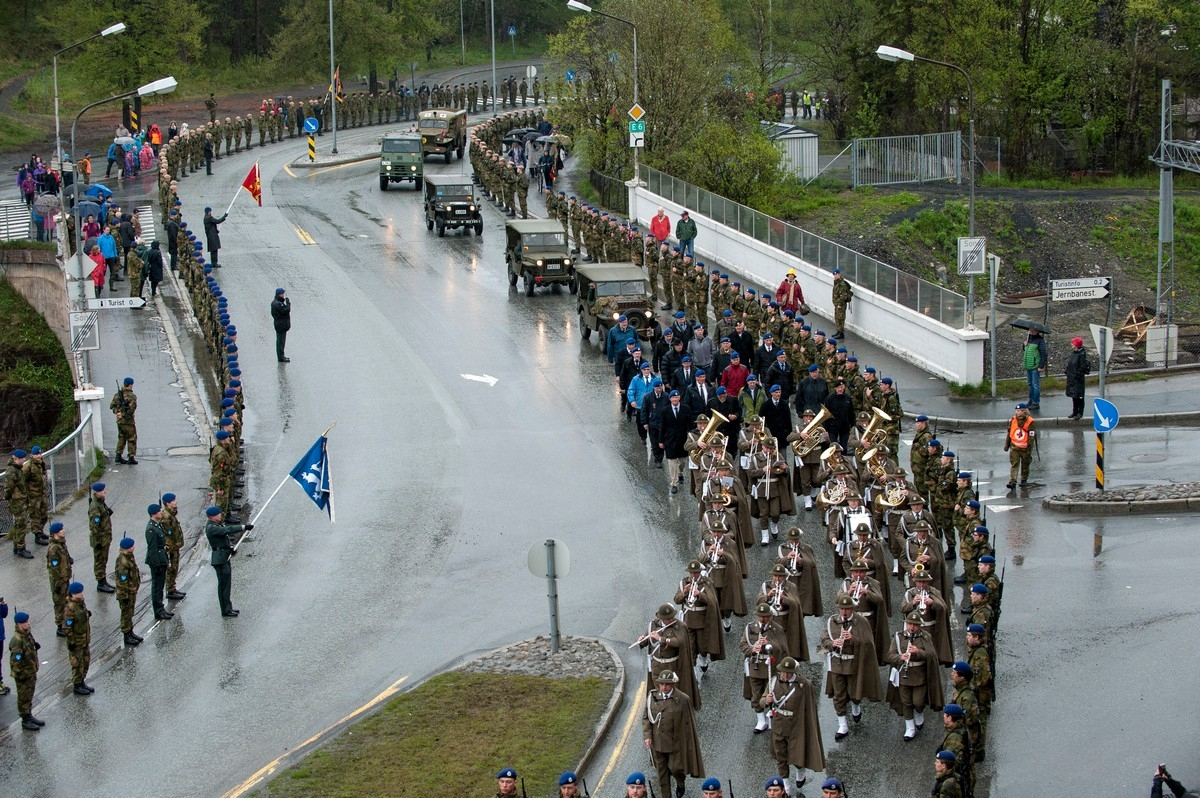 28. mai 2015, 75 års minnemarkering av frigjøringen av Narvik under andre verdenskrig. Parade fra Narvik nye gravlund til Narvik sentrum.. Bilder tatt fra Narvik Storsenter.  Foto: Harald Harnang.