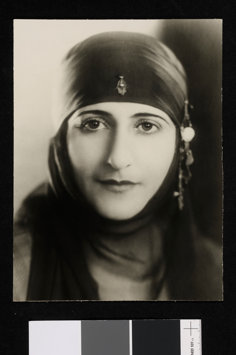 Portrett av keiserinne Soraya. Fotografier tatt av/ samlet inn av Elisabeth Meyer fra reise til Iran 1929.
