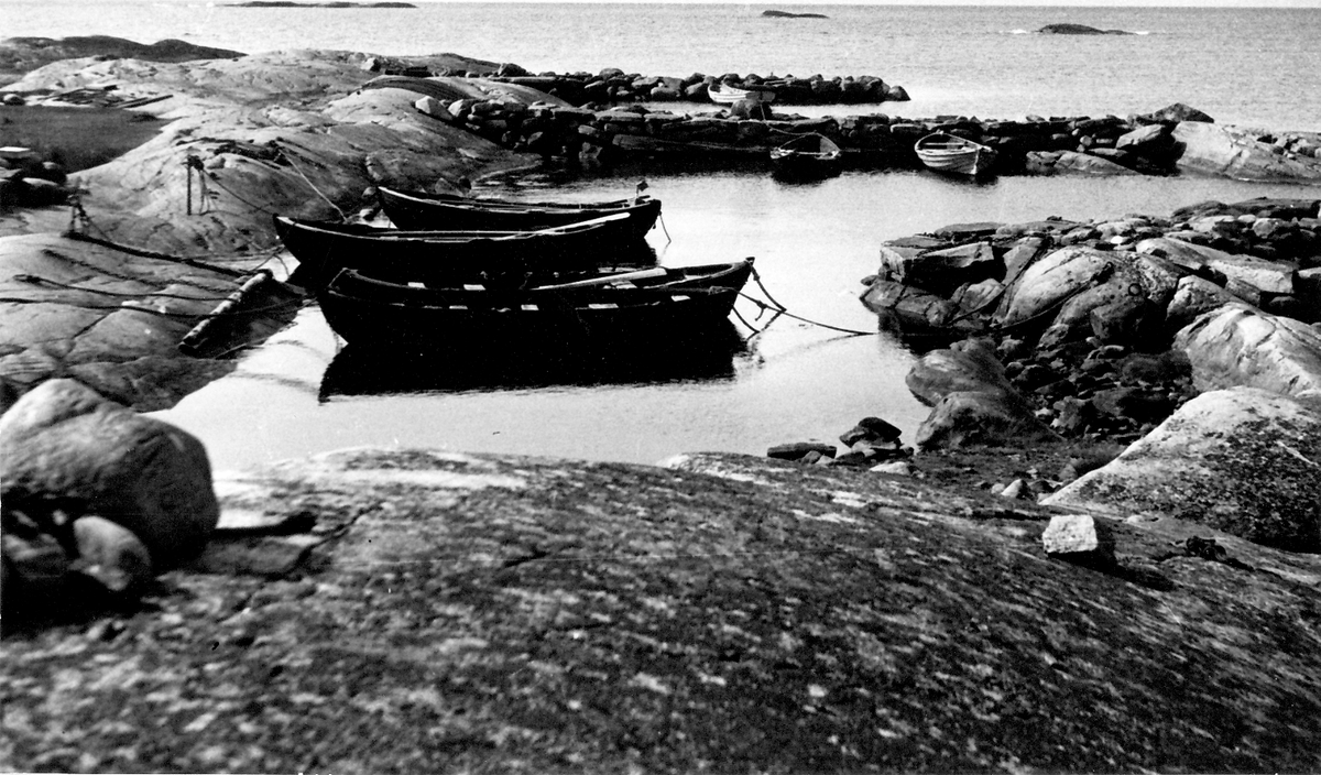 Båtar i gammal båthamn väster om Bua 1937. Ön till vänster är Norra Härta.