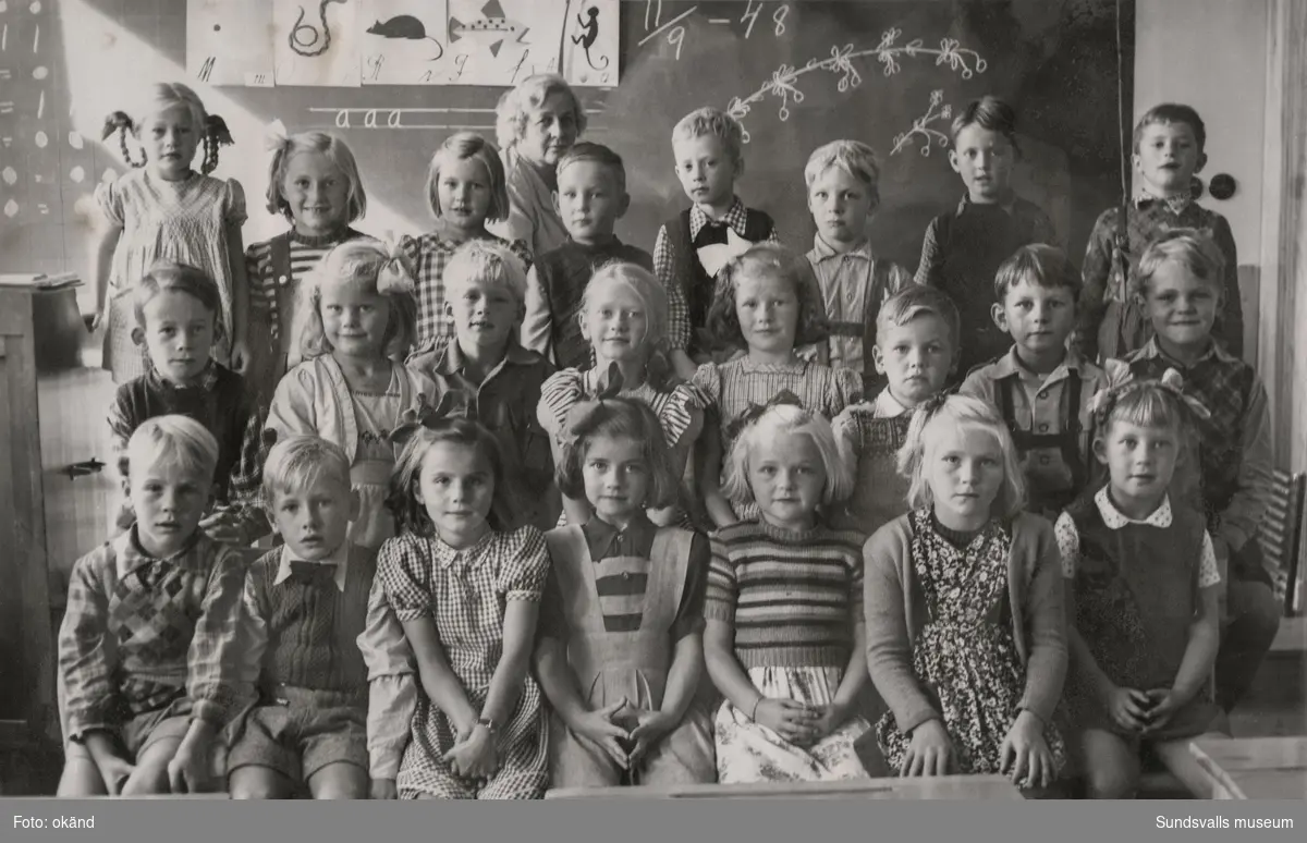 Klassfoto från Gustaf Adolf skola. Pojken som står på den övre raden som nummer sju från vänster heter Nils Olof Vikander.