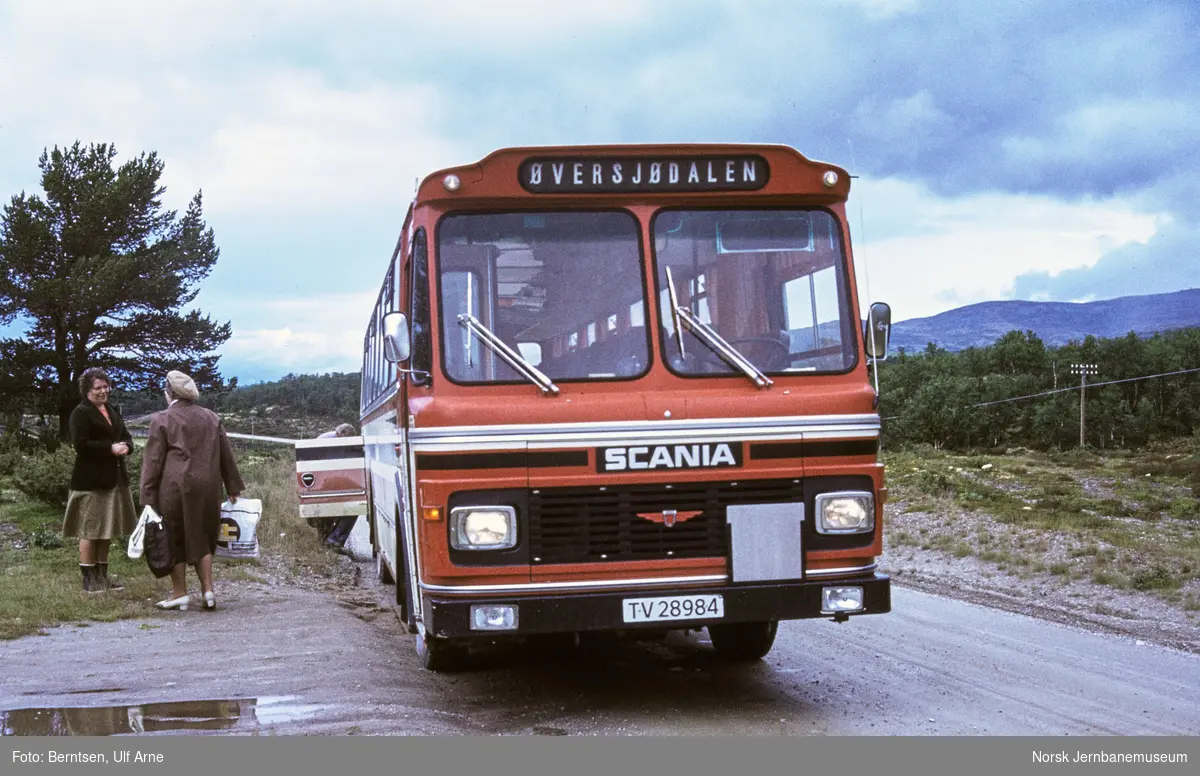 Scania rutebil med kjennemerke TV 28984 tilhørende Østerdal Billag i rute til Øversjødalen